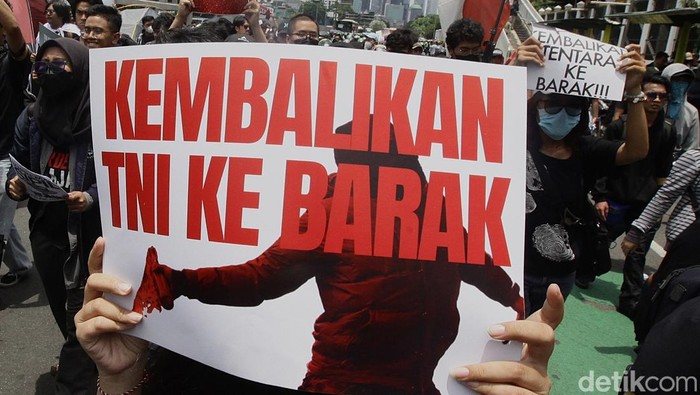 Massa yang berasal dari elemen mahasiswa hingga aktivis sipil menggelar aksi menolak pengesahan RUU TNI di depan gedung DPR, Jakarta, Kamis (20/3/2025). Begini penampakannya.