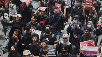 Seperti diketahui, DPR RI resmi mengesahkan Rancangan Undang-Undang tentang Perubahan atas Undang-Undang Nomor 34 Tahun 2004 tentang Tentara Nasional Indonesia atau RUU TNI menjadi undang-undang. Keputusan ini diambil dalam rapat paripurna yang dihadiri oleh sejumlah menteri.