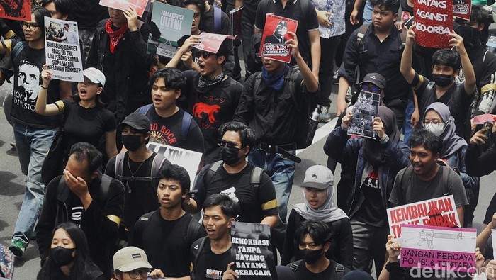 Massa yang berasal dari elemen mahasiswa hingga aktivis sipil menggelar aksi menolak pengesahan RUU TNI di depan gedung DPR, Jakarta, Kamis (20/3/2025). Begini penampakannya.