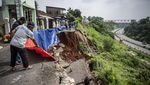 Penampakan Tanah Longsor Dekat Tol Tanjungmas-Srondol