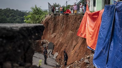 Penampakan Tanah Longsor Dekat Tol Tanjungmas-Srondol