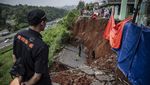 Penampakan Tanah Longsor Dekat Tol Tanjungmas-Srondol