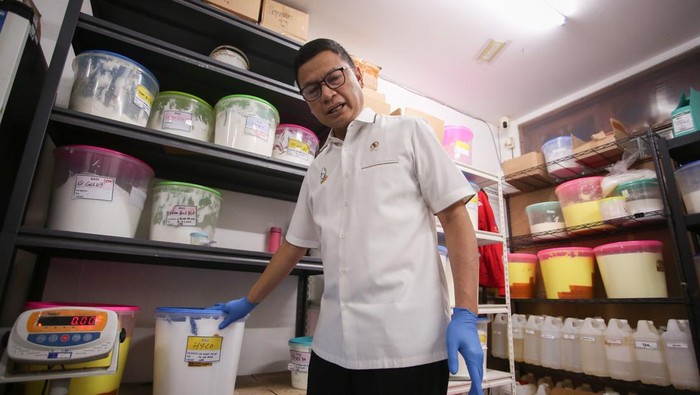 Sejumlah pekerja berada di ruangan pembuatan kosmetik ilegal saat penggerebakan pabrik kosmetik ilegal di Cireunde, Tangerang Selatan, Banten, Rabu (19/3/2024). BPOM menggerebek dan mengungkap pabrik pembuat kosmetik ilegal berbahaya, serta mengamankan 40 pekerja, termasuk ribuan kosmetik ilegal siap edar. ANTARA FOTO/Muhammad Iqbal/Spt.