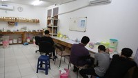 BPOM menggerebek dan mengungkap pabrik pembuat kosmetik ilegal berbahaya, serta mengamankan 40 pekerja, termasuk ribuan kosmetik ilegal siap edar. 