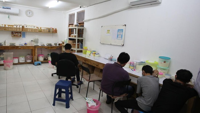 Sejumlah pekerja berada di ruangan pembuatan kosmetik ilegal saat penggerebakan pabrik kosmetik ilegal di Cireunde, Tangerang Selatan, Banten, Rabu (19/3/2024). BPOM menggerebek dan mengungkap pabrik pembuat kosmetik ilegal berbahaya, serta mengamankan 40 pekerja, termasuk ribuan kosmetik ilegal siap edar. ANTARA FOTO/Muhammad Iqbal/Spt.