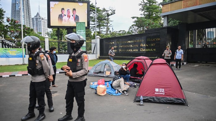 Pengunjuk rasa dirikan tenda di depan pintu DPR Polisi berjaga di depan pengunjuk rasa yang mendirikan tenda di depan pintu gerbang Pancasila, Gedung DPR RI, Jakarta, Kamis (20/3/2025). ANTARA FOTO/Bayu Pratama S/nym.
