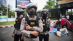 Pendemo Dirikan Tenda di Depan Gedung DPR