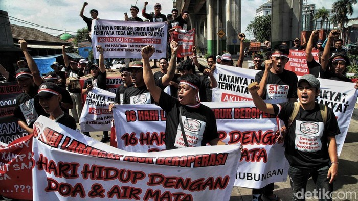Massa aksi Asosiasi Pengusaha Truk Indonesia (Aptrindo) mogok operasi angkutan truk berunjuk rasa di Jalan Yos Sudarso Tanjung Priok, Jakarta Utara, Kamis (20/3/2025).