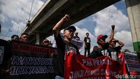Aptrindo yang membawahi 950 perusahaan truk di Jakarta menyebut bahwa aksi mogok yang akan mereka lakukan merupakan bentuk protes terhadap kebijakan pemerintah. Kebijakan tersebut dinilai tidak berpihak kepada para pengusaha.