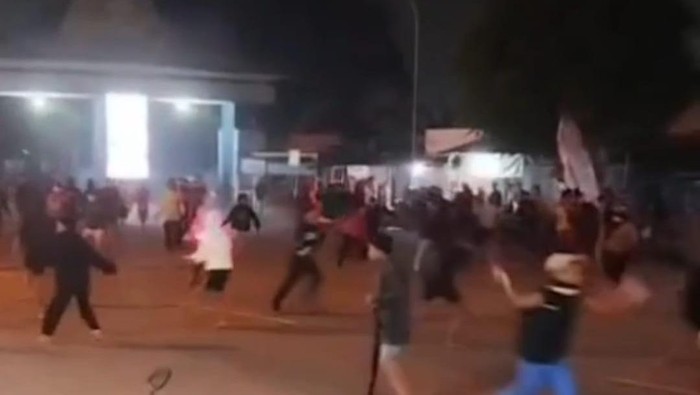 Perang sarung di pintu masuk Pelabuhan Kamal Bangkalan