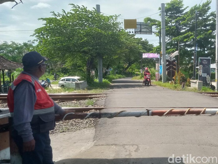 Perlintasan Mbah Ruwet, Kecamatan Ceper, Klaten, sudah dijaga, Kamis (20/3/2025).