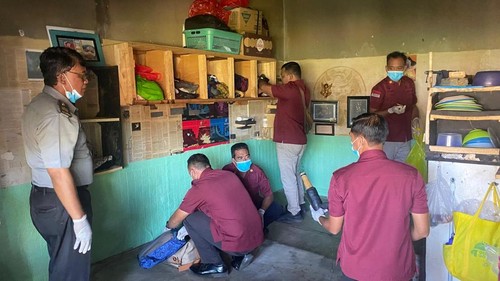 Petugas gabungan menggeledah sel tahanan narapidana Lapas Kelas IIB Karangasem, Kamis (20/3/2025). (Selamat Juniasa/detikBali)