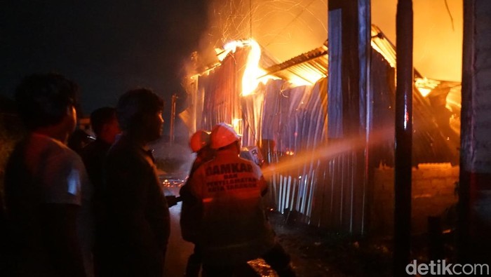 Petugas memadamkan kebakaran pabrik di Tarakan.