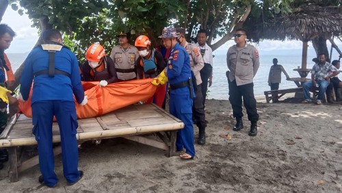 Petugas mengevakuasi jenazah PR (80), lansia yang ditemukan tewas di Teluk Maumere, Sikka, NTT. (Dok. Polres Sikka)