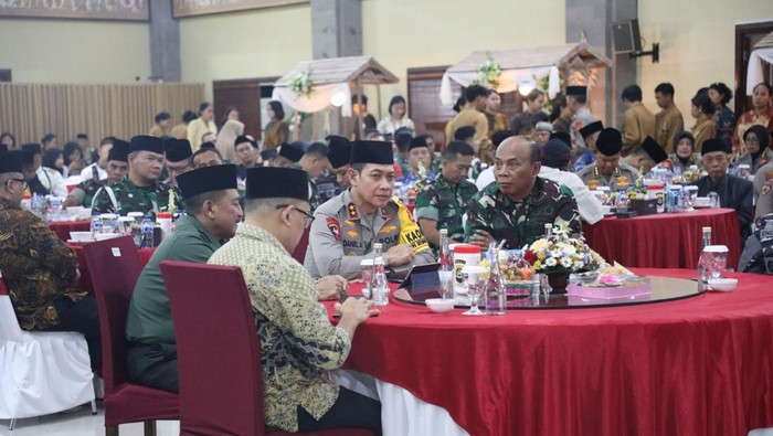 Polda Bali menggelar buka puasa bersama dengan TNI dari tiga matra dan masyarakat di Gedung Rupatama Mapolda Bali, Kamis (20/3/2025). (Dok. Poda Bali)