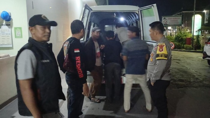 Polisi melakukan evakuasi terhadap jenazah korban gantung diri