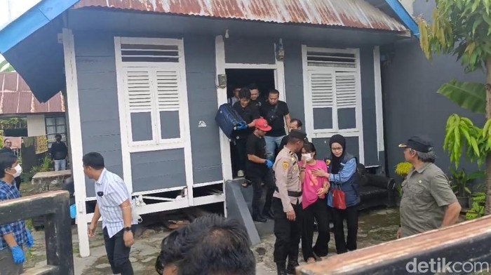 Polisi mengamankan satu koper usai menggeledah rumah warga terkait kasus pembunuhan Feni Ere di Palopo.