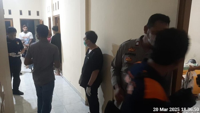Polisi saat mengamankan pelaku pembunuhan pacar di Bantul, Kamis (23/3/2025).