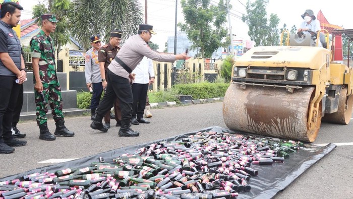 Polres Muba musnahkan ribuan botol miras.