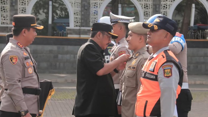 Polres Sukabumi menggelar apel pasukan Operasi Ketupat Lodaya 2025 di Alun-alun Palabuhanratu, Kamis (20/3/2025).