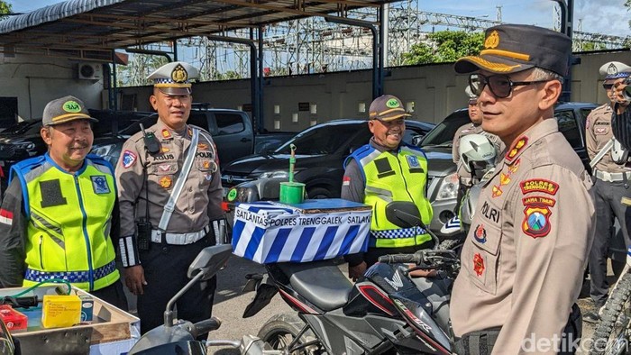 Polres Trenggalek siapkan tambal ban gratis
