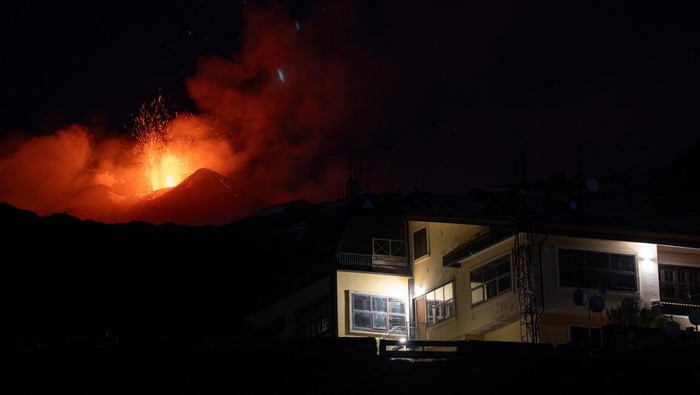 Potret Letusan Gunung Etna Terangi Langit Italia Lava rises from Mount Etna, Italy March 20, 2025. REUTERS/Etna Walk/Marco Restivo TPX IMAGES OF THE DAY
