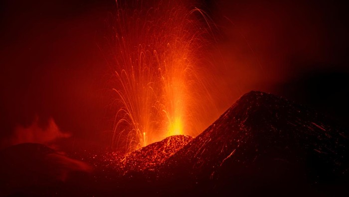 Lava rises from Mount Etna, Italy March 20, 2025. REUTERS/Etna Walk/Marco Restivo     TPX IMAGES OF THE DAY