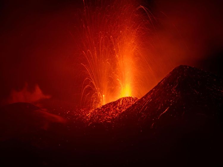 Potret Letusan Gunung Etna Terangi Langit Italia