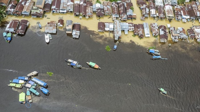Potret Pencari Benda Kuno di Kawasan Cagar Budaya Jambi Foto udara sejumlah perahu motor melakukan lego jangkar saat para pencari benda kuno menyelam di Sungai Kumpeh, Suak Kandis, Muaro Jambi, Jambi, Kamis (20/3/2025). Pencarian benda kuno yang melibatkan puluhan penyelam di dasar muara Sungai Kumpeh yang telah ditetapkan sebagai kawasan cagar budaya bawah air Muaro Jambi tersebut masih marak terjadi. ANTARA FOTO/Wahdi Septiawan/rwa.