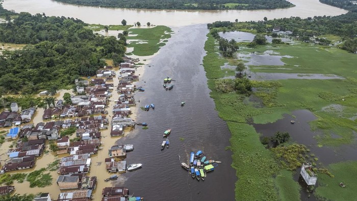 Potret Pencari Benda Kuno di Kawasan Cagar Budaya Jambi Foto udara sejumlah perahu motor melakukan lego jangkar saat para pencari benda kuno menyelam di Sungai Kumpeh, Suak Kandis, Muaro Jambi, Jambi, Kamis (20/3/2025). Pencarian benda kuno yang melibatkan puluhan penyelam di dasar muara Sungai Kumpeh yang telah ditetapkan sebagai kawasan cagar budaya bawah air Muaro Jambi tersebut masih marak terjadi. ANTARA FOTO/Wahdi Septiawan/rwa.