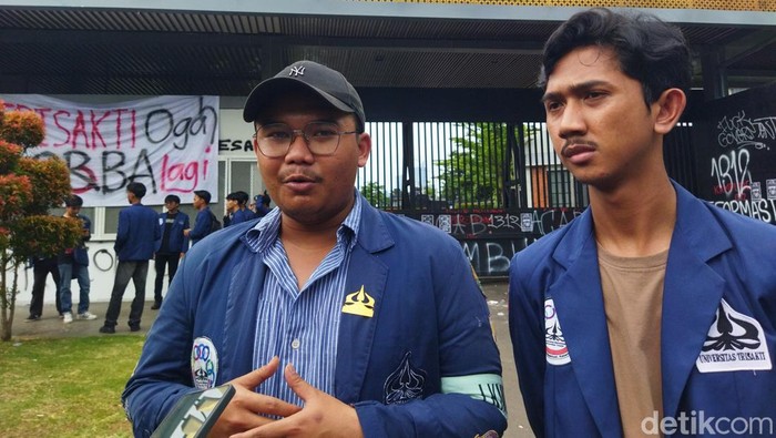 Presiden BEM Universitas Trisakti Faiz Nabawi Mulya (memakai topi). Foto: Fadil/detikcom.