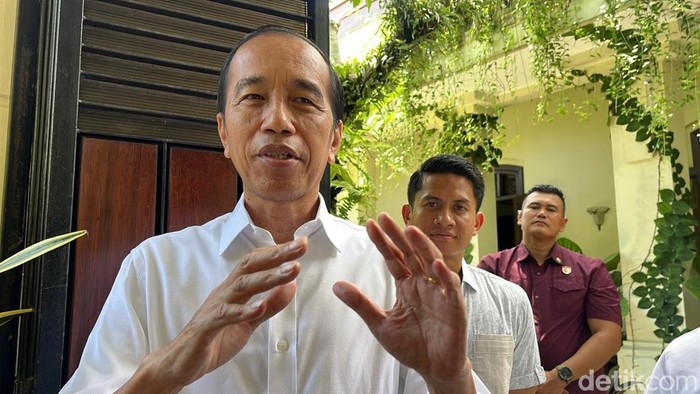 Presiden ke-7 RI Joko Widodo ditemui di Sumber, Banjarsari, Solo, Kamis (20/3/2025).