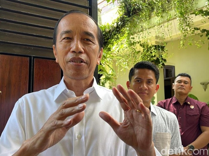 Presiden ke-7 RI Joko Widodo ditemui di Sumber, Banjarsari, Solo, Kamis (20/3/2025).