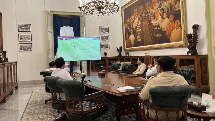 Presiden Prabowo Subianto mengunggah momen nobar laga Timnas Indonesia melawan Australia dalam kualifikasi Piala Dunia 2026. Foto: Instagram Prabowo.