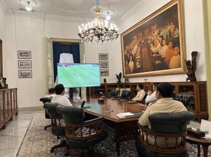 Momen Prabowo Nobar Timnas Lawan Australia di Istana