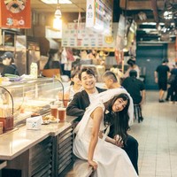 Sedangkan Uncle Roger meninggalkan kostum uncle-nya dan memilih setelan hitam dengan t-shirt putih yang juga kasual.Foto: Instagram