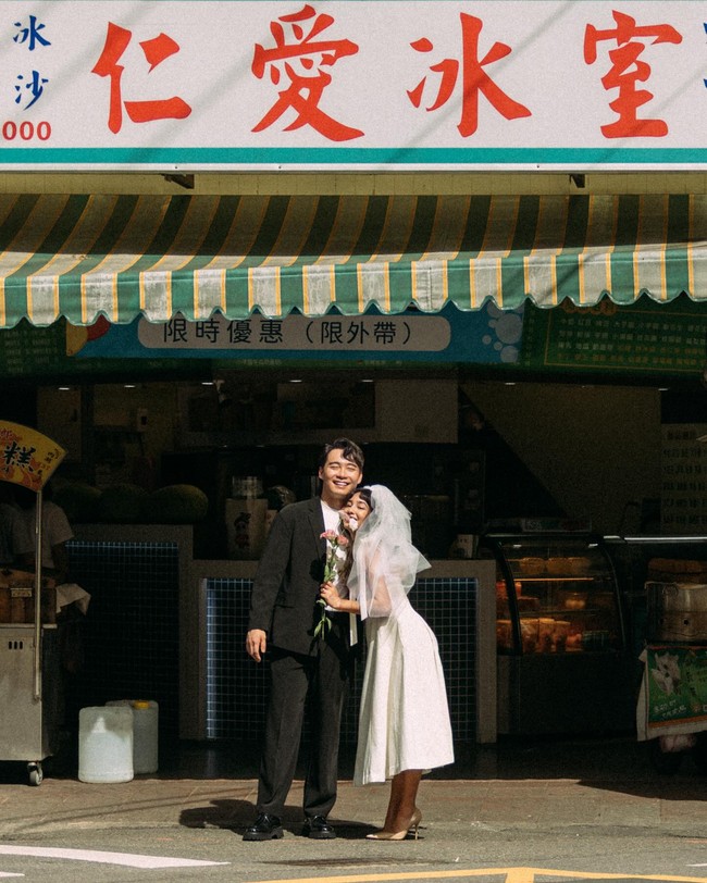 Dalam serangkaian foto yang dirilis, Uncle Roger dan Sabrina memilih Taipe, Taiwan sebagai latar untuk mengabadikan cinta mereka. Keduanya banyak mengambil potret di jalanan dan pasar.Foto: Instagram