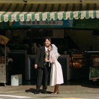 Dalam serangkaian foto yang dirilis, Uncle Roger dan Sabrina memilih Taipe, Taiwan sebagai latar untuk mengabadikan cinta mereka. Keduanya banyak mengambil potret di jalanan dan pasar.Foto: Instagram