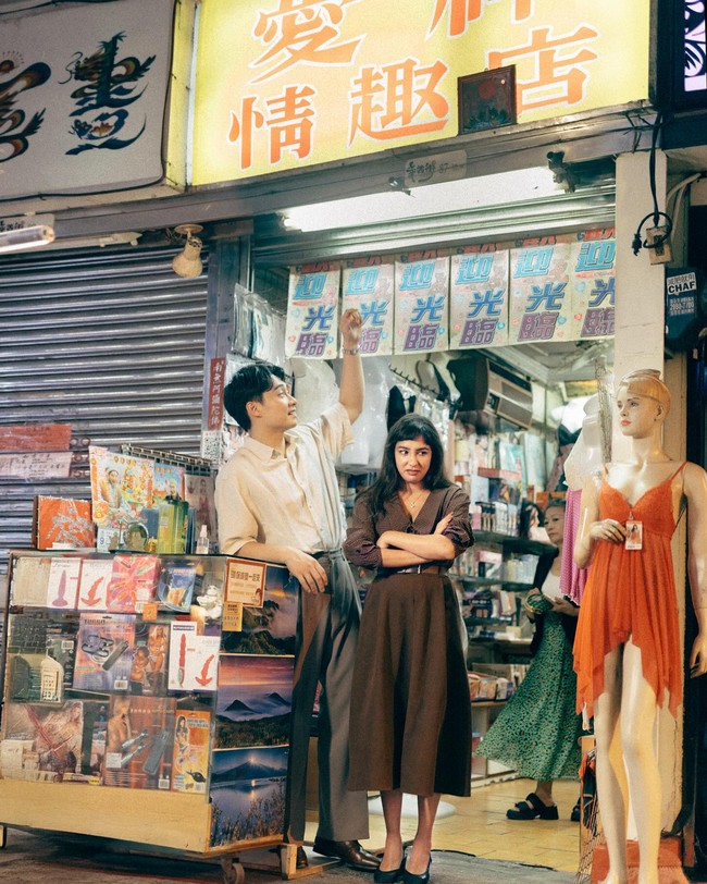 Pemotretan prewedding Uncle Roger yang diambil oleh fotografer Karren Kao jadi sorotan karena salah satunya diambil di depan toko sex toys.Foto: Instagram