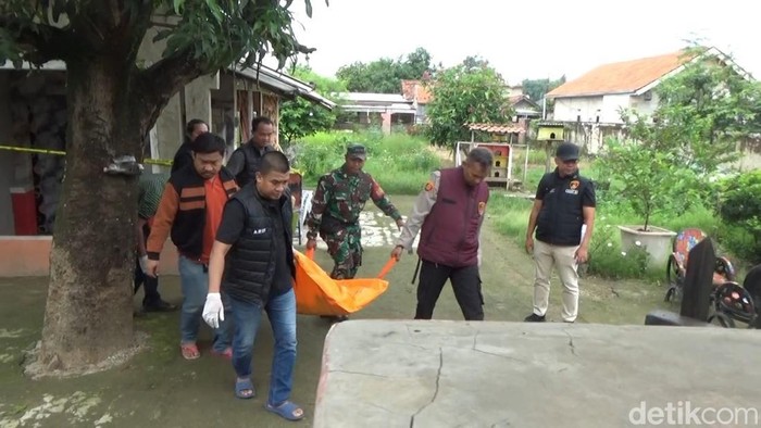 Pria di Purwakarta tewas di depan rumahnya.