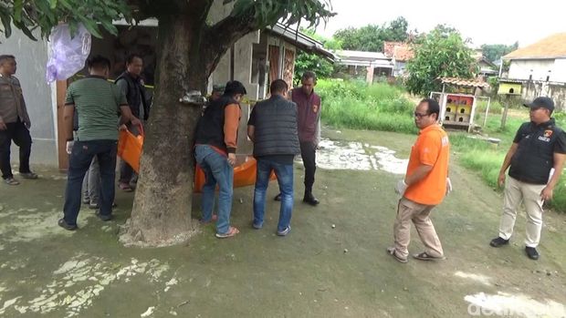 Pria di Purwakarta tewas di depan rumahnya.