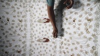 Perajin batik khas Kabupaten Sidoarjo tersebut meningkatkan produksi dari 100 lembar menjadi 200 lembar seiring meningkatnya permintaan batik sebagai oleh-oleh mudik Lebaran. 