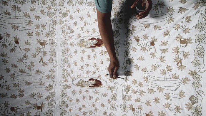 Produksi Batik Khas Sidoarjo Meningkat Jelang Lebaran Pekerja menata baju batik Sari Kenongo di salah satu industri rumahan di Sarirogo, Sidoarjo, Jawa Timur, Kamis (20/3/2025). Perajin batik khas Kabupaten Sidoarjo tersebut meningkatkan produksi dari 100 lembar menjadi 200 lembar seiring meningkatnya permintaan batik sebagai oleh-oleh mudik Lebaran, dengan harga jual Rp300 ribu hingga Rp1 juta per lembar. ANTARA FOTO/Umarul Faruq/rwa.