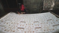 Perajin mewarnai batik Sari Kenongo di salah satu industri rumahan di Sarirogo, Sidoarjo, Jawa Timur, Kamis (20/3/2025).