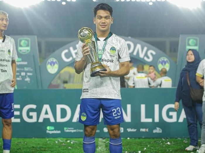 Bek PSIM Jogja, Samuel Simanjuntak, saat mengangkat trofi juara Liga 2 2024/2025, Rabu (26/2/2025).
