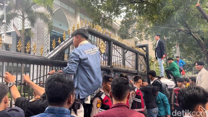 Puluhan mahasiswa demo di depan Kantor DPRD Sumut. (Kartika Sari/detikSumut)