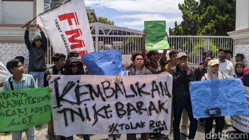 Puluhan mahasiswa FMN demo tolak RUU TNI di depan Gedung DPRD NTB, Kamis (20/3/2025).