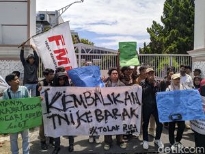 Mahasiswa Demo Tolak UU TNI di DPRD NTB, Sebut Prosesnya Tak Transparan