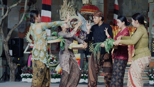 Putu Wahyu Putra Sudianta saat pentas bersama kawan-kawan tuli dari Komunitas Larajiva. (Foto: Dok. Istimewa)