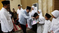 Ketua DPD REI DKI Jakarta Arvin F Iskandar disaksikan Mensos Saefullah Yusuf memberikan santunan kepada anak yatim, Kamis (20/3/2025).
